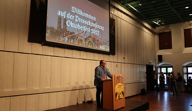 Clemens Baumgärtner stellte am 4.08.2022 die Neuheiten zum Oktoberfest 2022 vor im Münchner Stadtmuseum (©Foto: Martin Schmitz)
